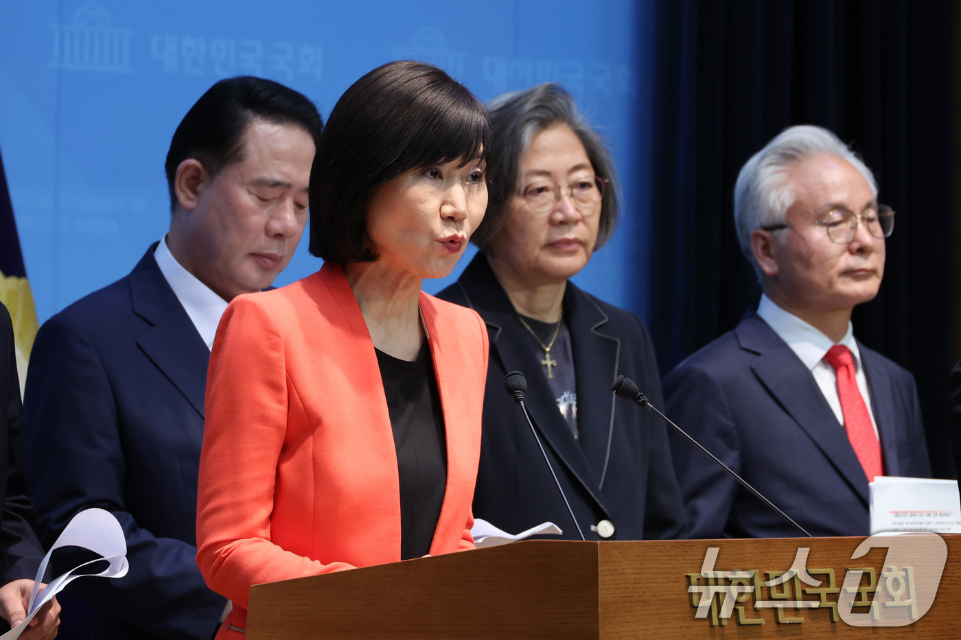 (서울=뉴스1) 신웅수 기자 = 국민의힘 원외당협위원장들이 19일 서울 여의도 국회 소통관에서 중앙선거관리위원회 비리 의혹에 대한 특검 수사를 촉구하고 있다. 2026.6.19/뉴 …