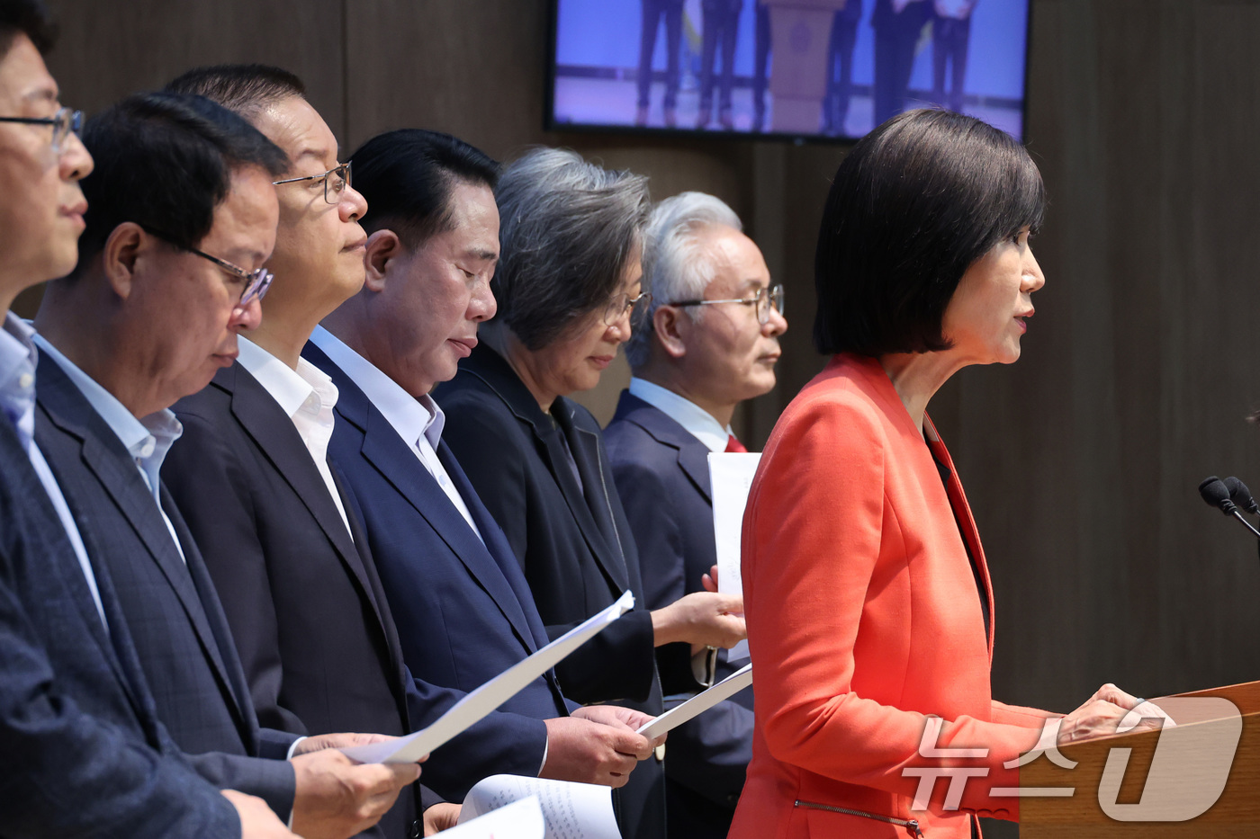 (서울=뉴스1) 신웅수 기자 = 국민의힘 원외당협위원장들이 19일 서울 여의도 국회 소통관에서 중앙선거관리위원회 비리 의혹에 대한 특검 수사를 촉구하고 있다. 2026.6.19/뉴 …