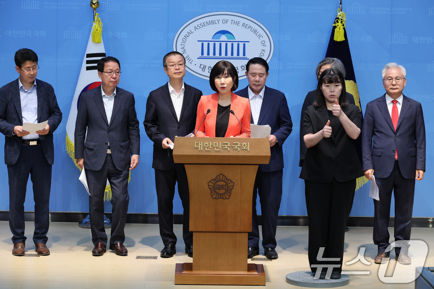 (서울=뉴스1) 신웅수 기자 = 국민의힘 원외당협위원장들이 19일 서울 여의도 국회 소통관에서 중앙선거관리위원회 비리 의혹에 대한 특검 수사를 촉구하고 있다. 2026.6.19/뉴 …