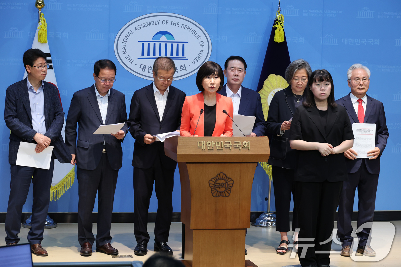 (서울=뉴스1) 신웅수 기자 = 국민의힘 원외당협위원장들이 19일 서울 여의도 국회 소통관에서 중앙선거관리위원회 비리 의혹에 대한 특검 수사를 촉구하고 있다. 2026.6.19/뉴 …