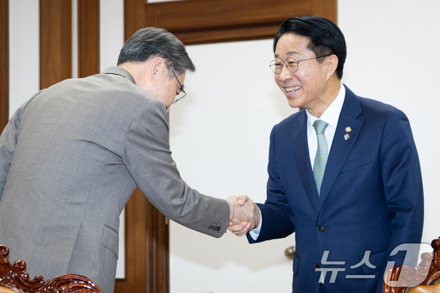 (서울=뉴스1) 유승관 기자 = 조정식 국회의장이 19일 서울 여의도 국회에서 조현 외교부 장관을 접견, 인사를 나누고 있다. 2026.6.19/뉴스1