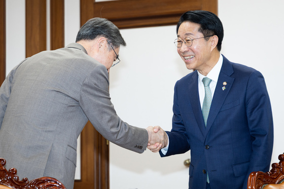 조현 장관과 인사하는 조정식 국회의장