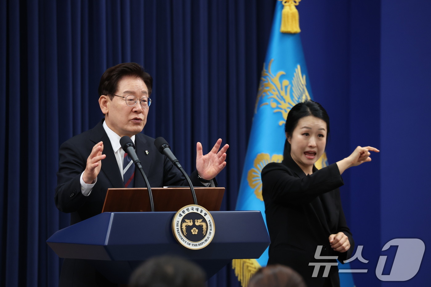 (서울=뉴스1) 이재명 기자 = 이재명 대통령이 19일 청와대 춘추관에서 열린 유럽·G7 순방 결과 브리핑에서 취재진 질문에 답변하고 있다. 2026.6.19/뉴스1