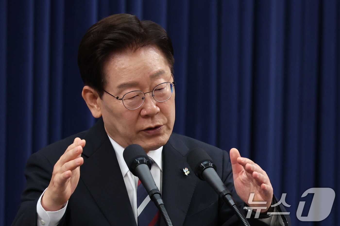 (서울=뉴스1) 이재명 기자 = 이재명 대통령이 19일 청와대 춘추관에서 열린 유럽·G7 순방 결과 브리핑에서 취재진 질문에 답변하고 있다. 2026.6.19/뉴스1