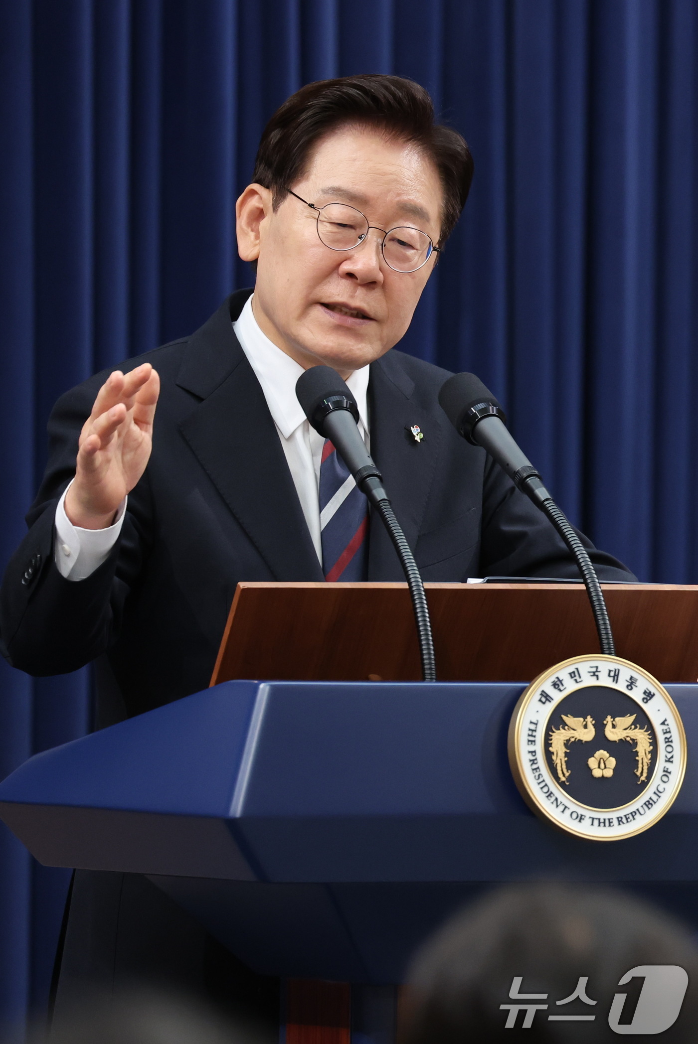 (서울=뉴스1) 이재명 기자 = 이재명 대통령이 19일 청와대 춘추관에서 열린 유럽·G7 순방 결과 브리핑에서 취재진 질문에 답변하고 있다. 2026.6.19/뉴스1