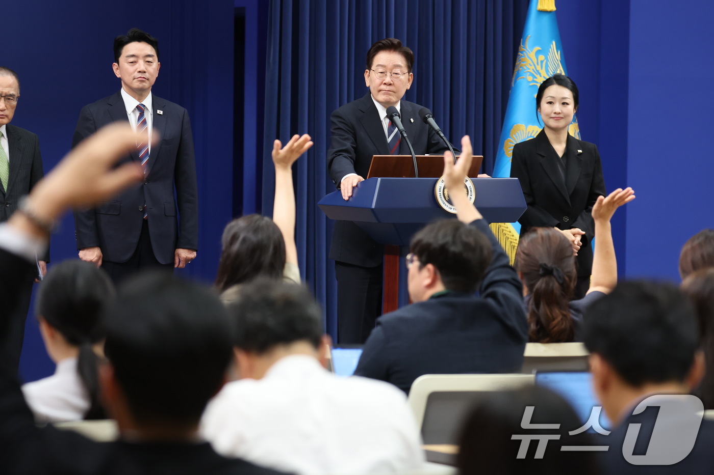 (서울=뉴스1) 이재명 기자 = 이재명 대통령이 19일 청와대 춘추관에서 열린 유럽·G7 순방 결과 브리핑에서 취재진 질문을 받고 있다. 2026.6.19/뉴스1