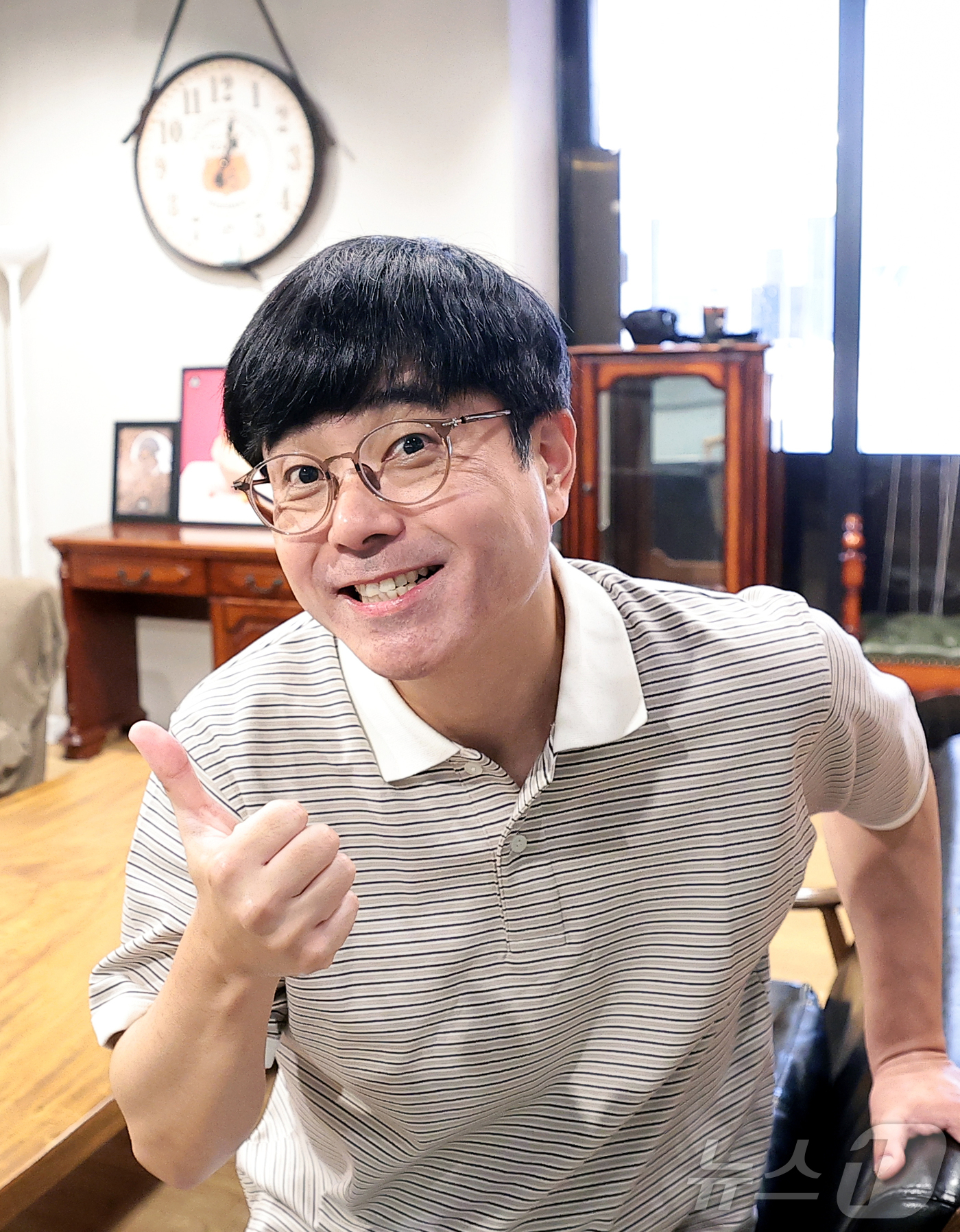(서울=뉴스1) 권현진 기자 = 개그맨 안윤상이 서울 영등포구 KBS 내 카페에서 뉴스1과의 인터뷰를 하기 전 포즈를 취하고 있다.  2026.6.20/뉴스1