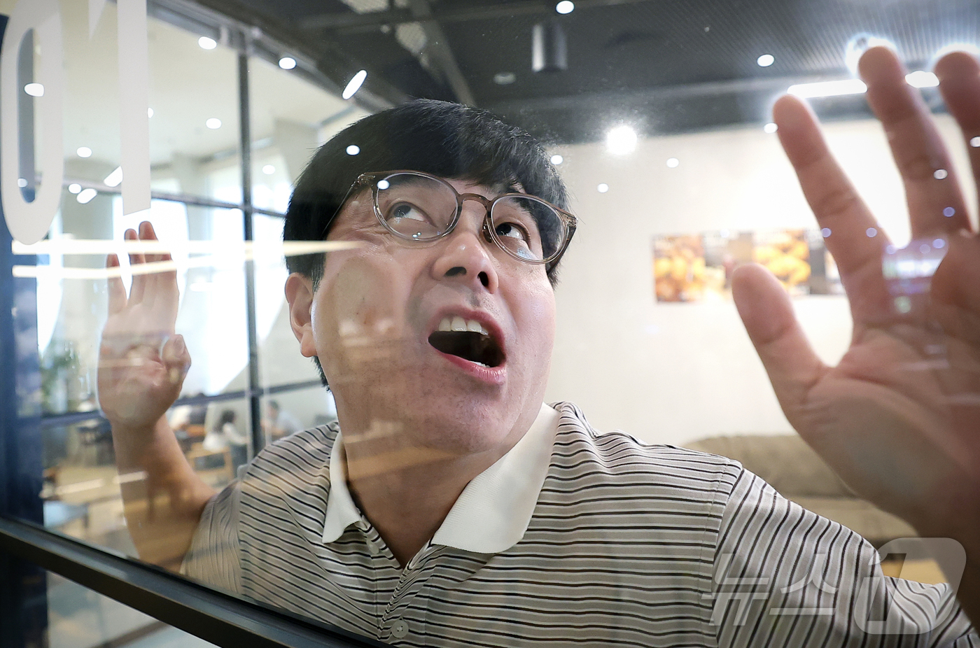 (서울=뉴스1) 권현진 기자 = 개그맨 안윤상이 서울 영등포구 KBS 내 카페에서 뉴스1과의 인터뷰를 하기 전 포즈를 취하고 있다.  2026.6.20/뉴스1