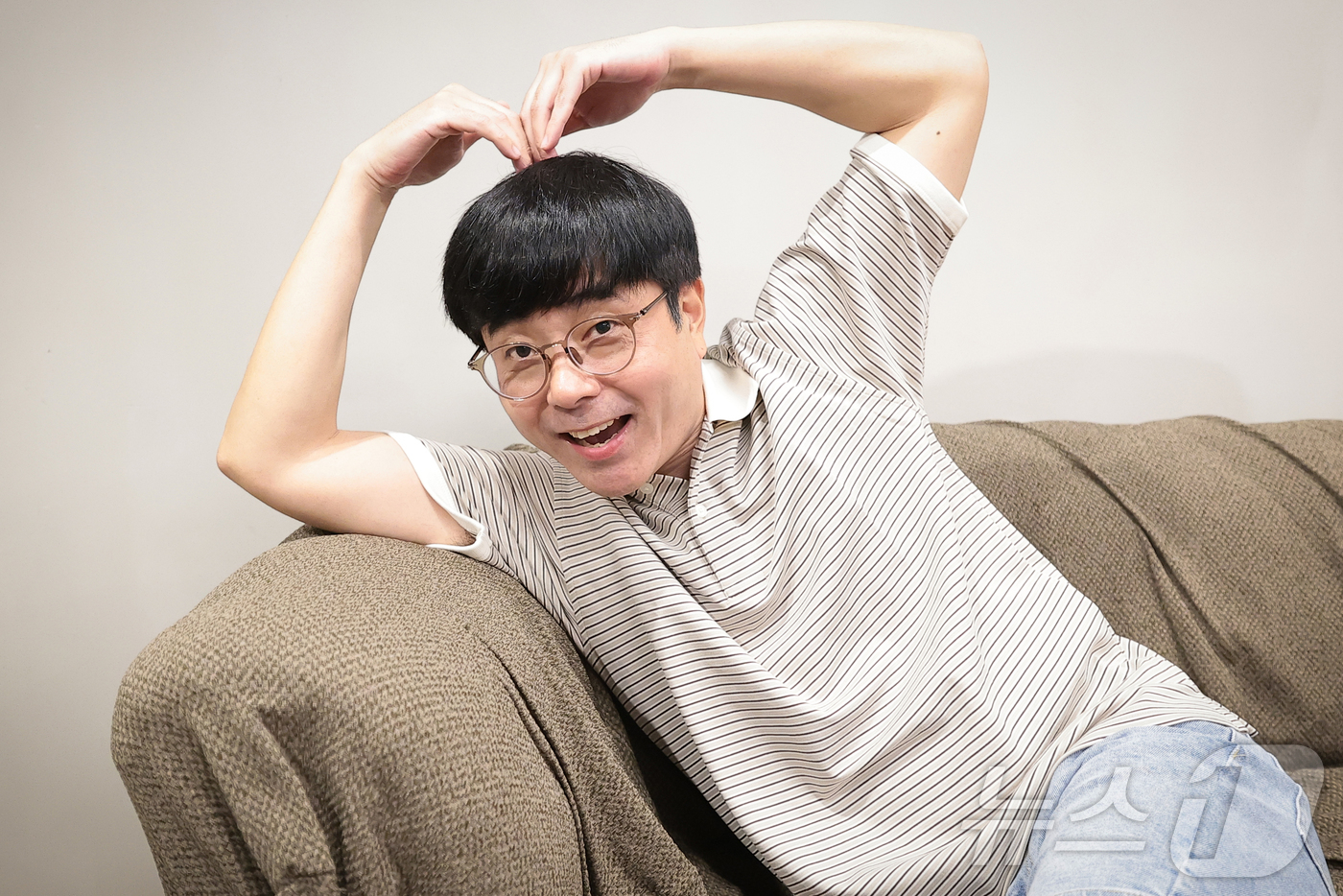 (서울=뉴스1) 권현진 기자 = 개그맨 안윤상이 서울 영등포구 KBS 내 카페에서 뉴스1과의 인터뷰를 하기 전 포즈를 취하고 있다.  2026.6.20/뉴스1