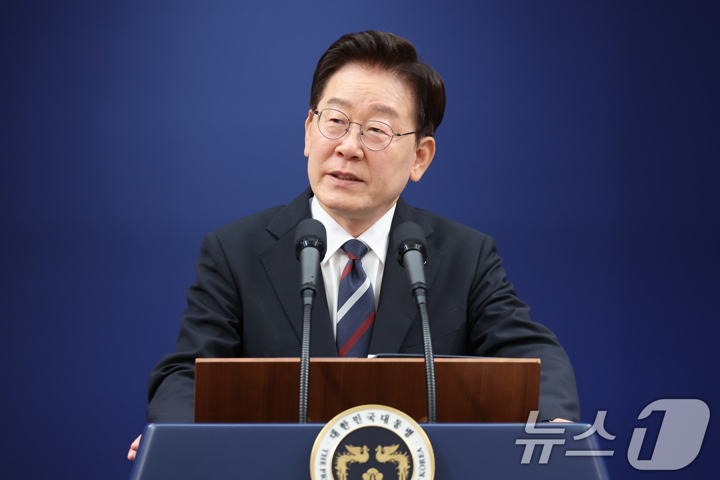 (서울=뉴스1) 이재명 기자 = 이재명 대통령이 19일 청와대 춘추관에서 열린 유럽·G7 순방 결과 브리핑에서 취재진 질문에 답변하고 있다. 2026.6.19/뉴스1
