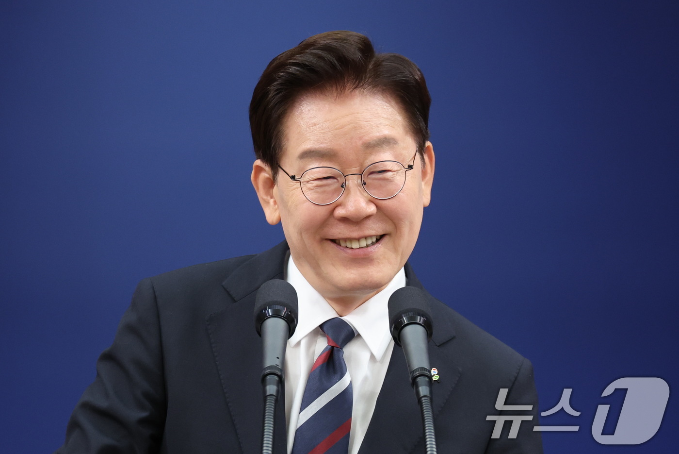 (서울=뉴스1) 이재명 기자 = 이재명 대통령이 19일 청와대 춘추관에서 열린 유럽·G7 순방 결과 브리핑에서 취재진 질문에 답변하며 미소짓고 있다. 2026.6.19/뉴스1