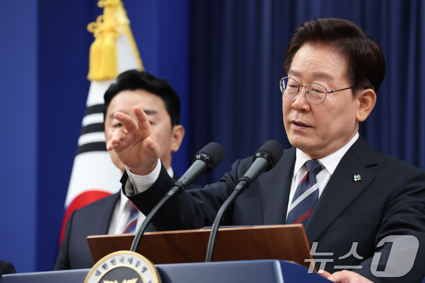 (서울=뉴스1) 이재명 기자 = 이재명 대통령이 19일 청와대 춘추관에서 열린 유럽·G7 순방 결과 브리핑에서 취재진 질문에 답변하고 있다. 2026.6.19/뉴스1