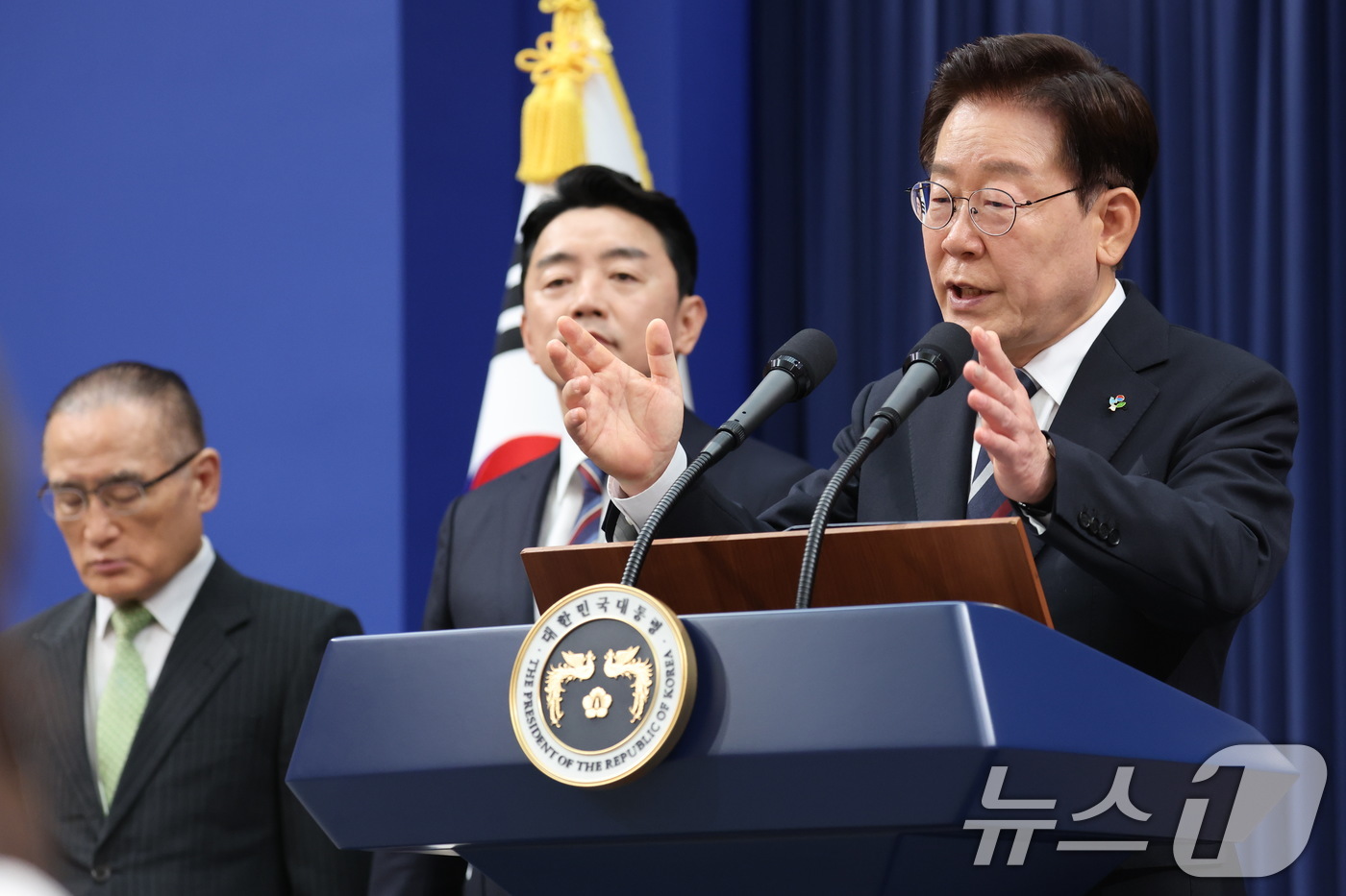 (서울=뉴스1) 이재명 기자 = 이재명 대통령이 19일 청와대 춘추관에서 열린 유럽·G7 순방 결과 브리핑에서 취재진 질문에 답변하고 있다. 2026.6.19/뉴스1