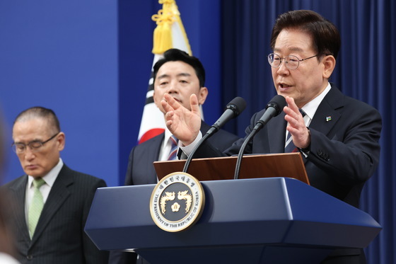 기자 질문에 답변하는 이재명 대통령