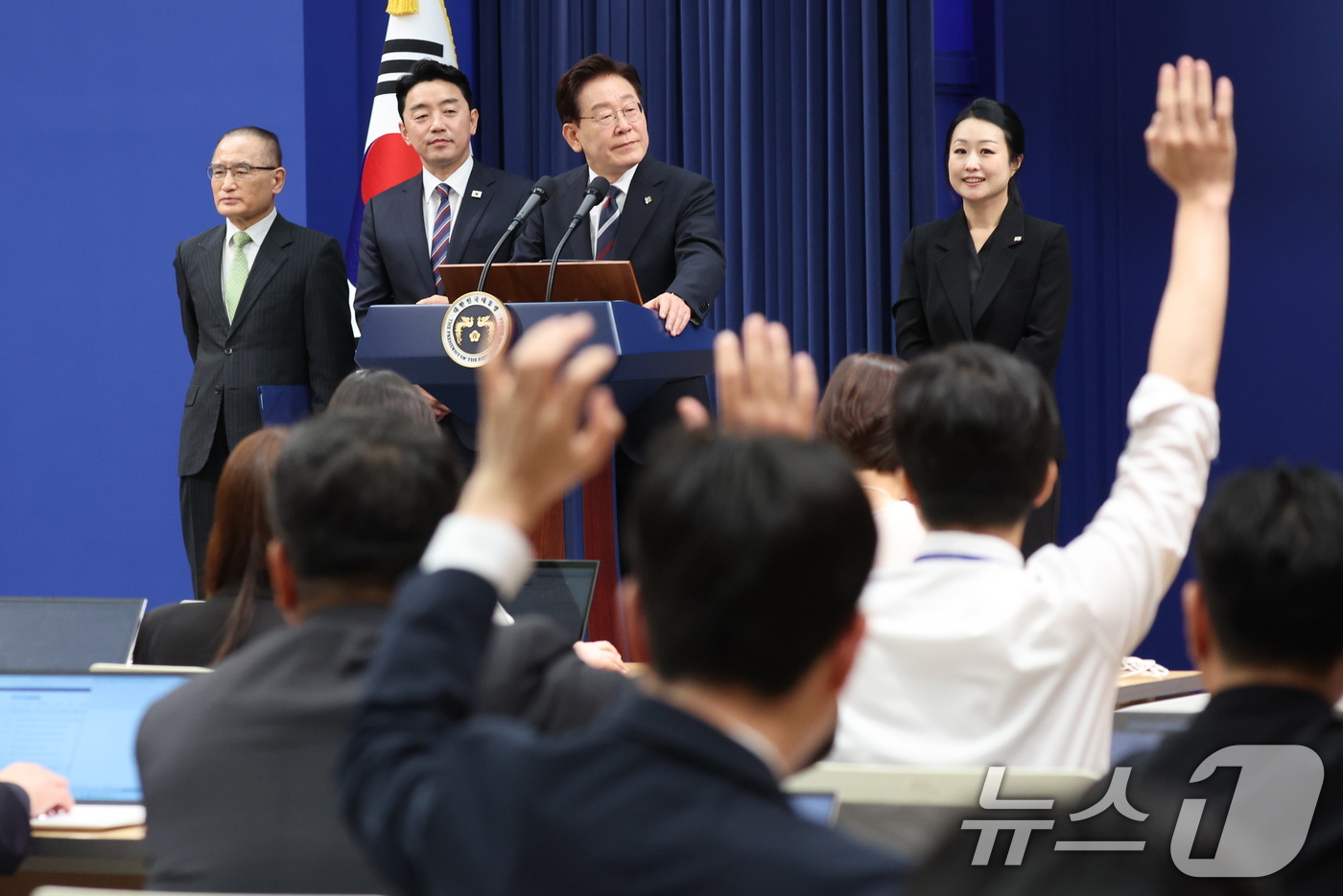 (서울=뉴스1) 이재명 기자 = 이재명 대통령이 19일 청와대 춘추관에서 열린 유럽·G7 순방 결과 브리핑에서 취재진 질문을 받고 있다. 2026.6.19/뉴스1