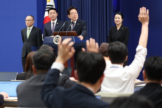 이재명 대통령 향해 쏟아지는 질문