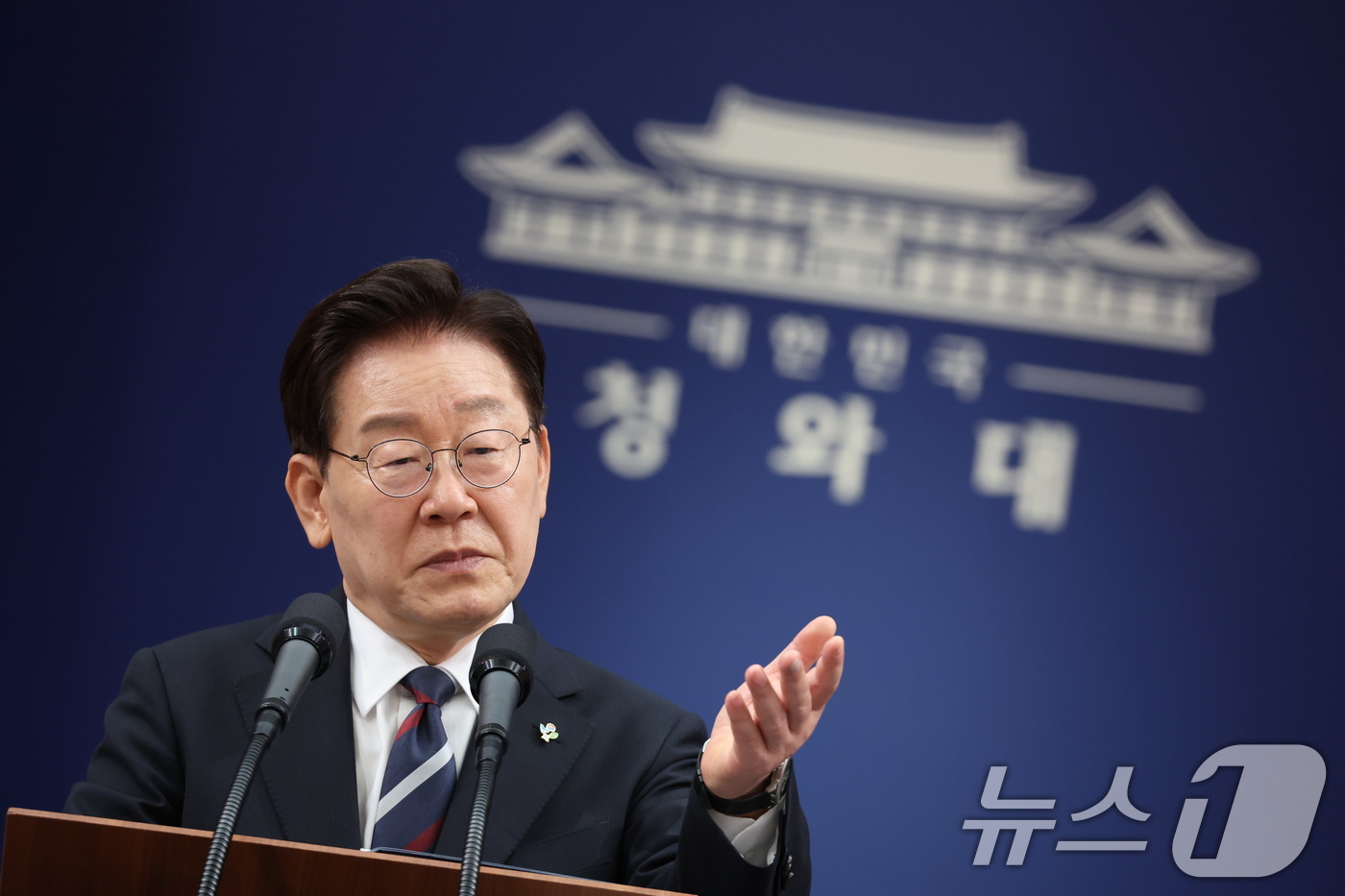 (서울=뉴스1) 이재명 기자 = 이재명 대통령이 19일 청와대 춘추관에서 열린 유럽·G7 순방 결과 브리핑에서 취재진 질문에 답변하고 있다. 2026.6.19/뉴스1