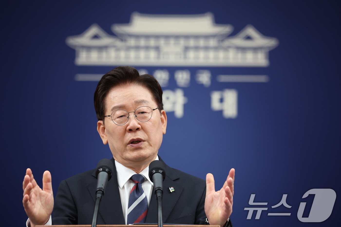 (서울=뉴스1) 이재명 기자 = 이재명 대통령이 19일 청와대 춘추관에서 열린 유럽·G7 순방 결과 브리핑에서 취재진 질문을 받고 있다. 2026.6.19/뉴스1