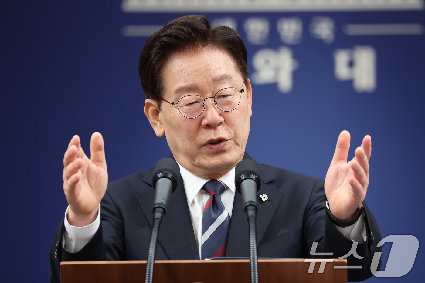 (서울=뉴스1) 이재명 기자 = 이재명 대통령이 19일 청와대 춘추관에서 열린 유럽·G7 순방 결과 브리핑에서 취재진 질문을 받고 있다. 2026.6.19/뉴스1
