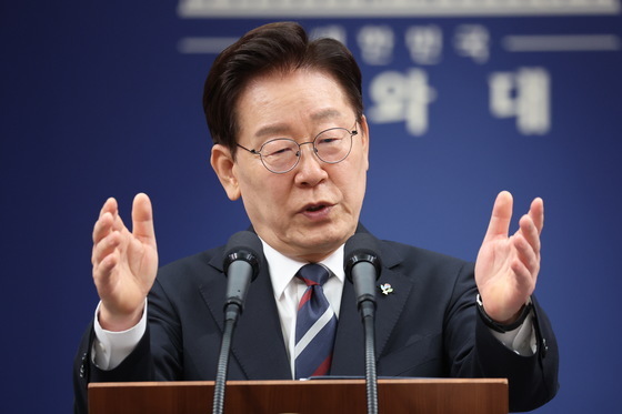 취재진 질문에 답변하는 이재명 대통령