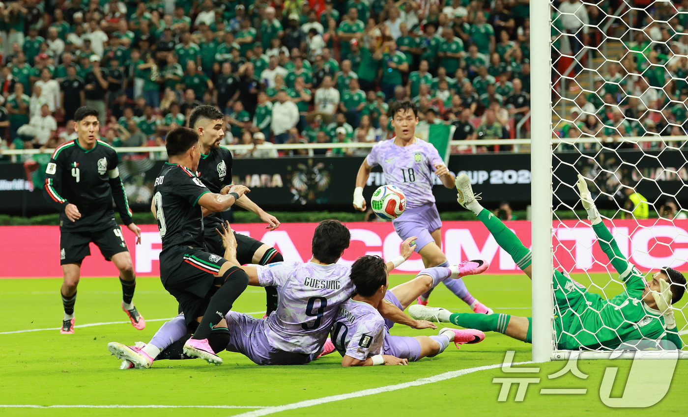 (과달라하라(멕시코)=뉴스1) 임세영 기자 = 멕시코 축구국가대표팀 골키퍼 랑헬이 18일(현지시간) 멕시코 과달라하라 스타디움에서 열린 2026 북중미 월드컵 A조 조별리그 2차전 …