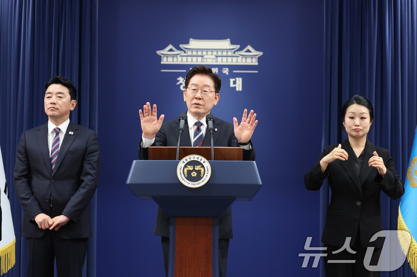 (서울=뉴스1) 이재명 기자 = 이재명 대통령이 19일 청와대 춘추관에서 열린 유럽·G7 순방 결과 브리핑에서 취재진 질문에 답변하고 있다. 2026.6.19/뉴스1