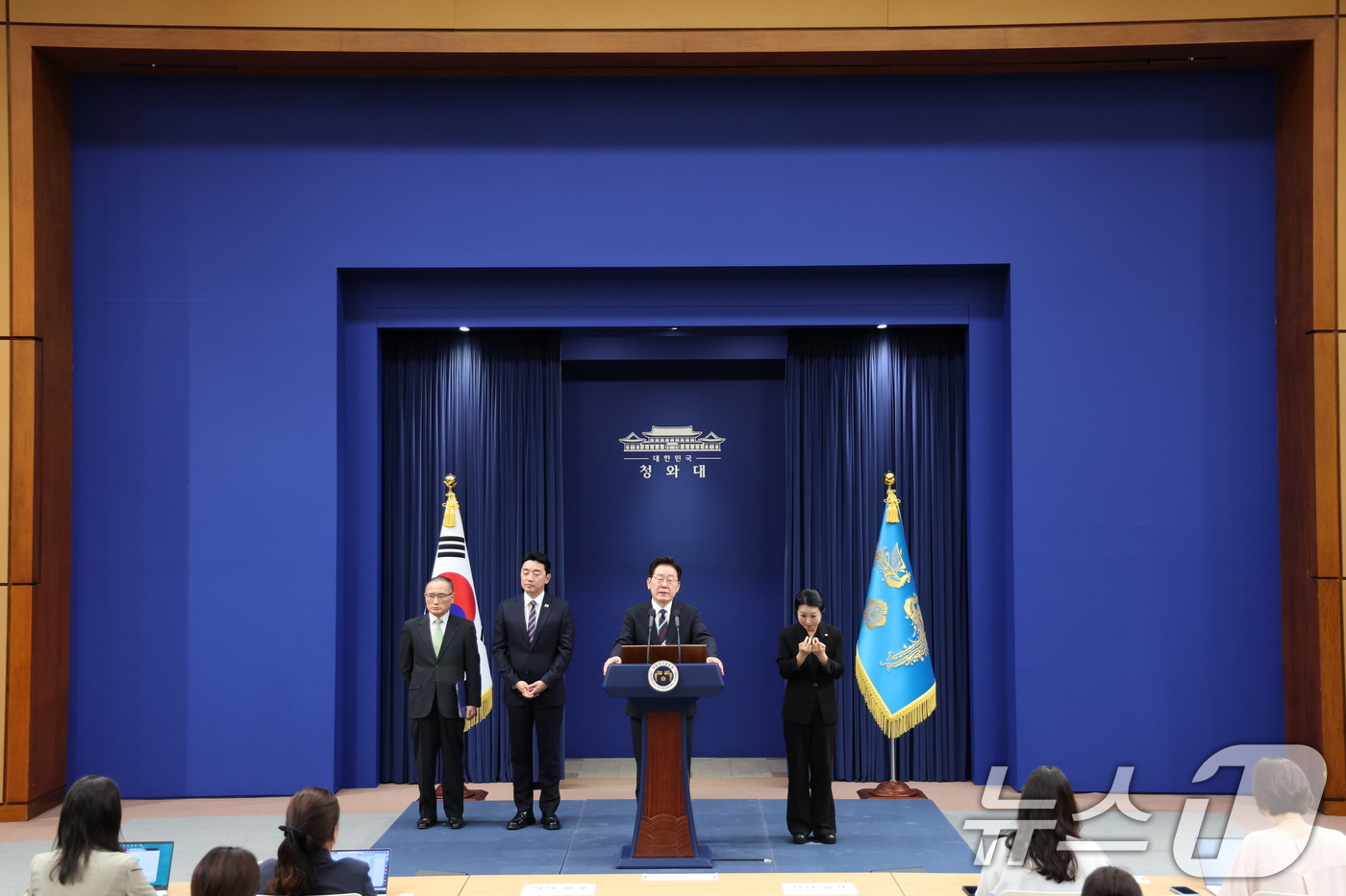 (서울=뉴스1) 이재명 기자 = 이재명 대통령이 19일 청와대 춘추관에서 열린 유럽·G7 순방 결과 브리핑에서 취재진 질문에 답변하고 있다. 2026.6.19/뉴스1