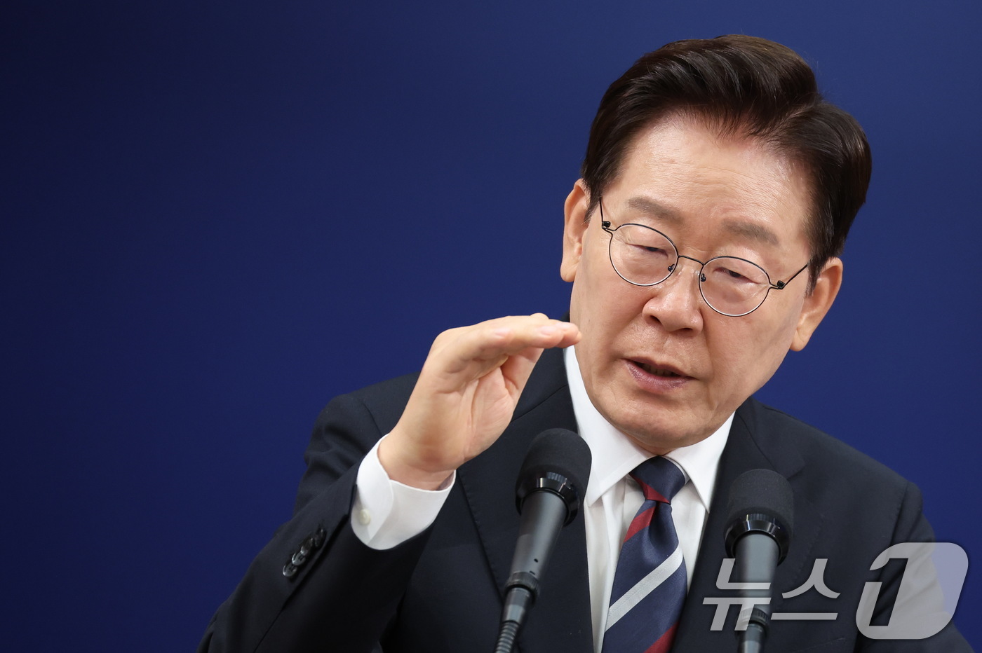 (서울=뉴스1) 이재명 기자 = 이재명 대통령이 19일 청와대 춘추관에서 열린 유럽·G7 순방 결과 브리핑에서 취재진 질문에 답변하고 있다. 2026.6.19/뉴스1