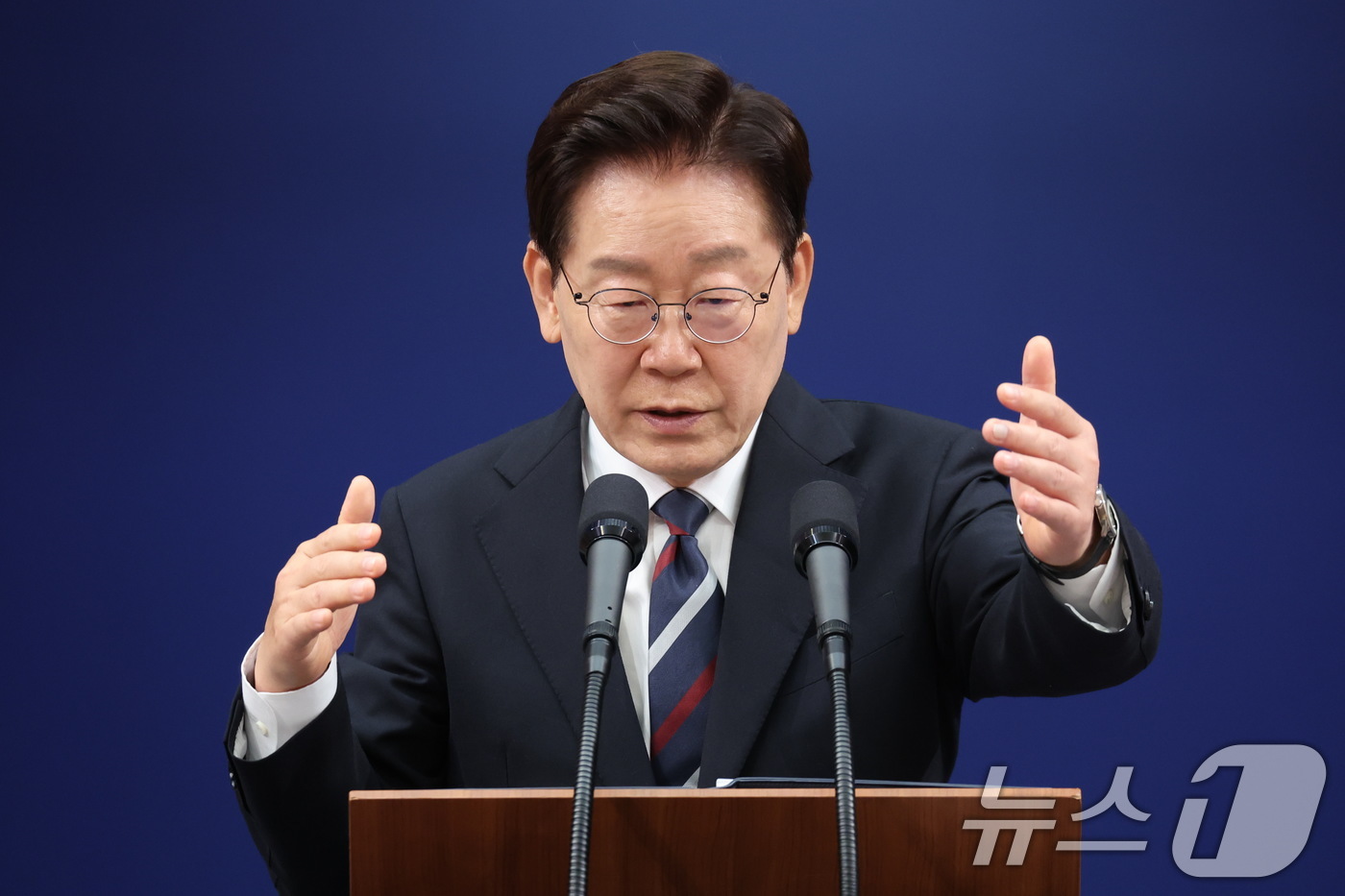 (서울=뉴스1) 이재명 기자 = 이재명 대통령이 19일 청와대 춘추관에서 열린 유럽·G7 순방 결과 브리핑에서 취재진 질문에 답변하고 있다. 2026.6.19/뉴스1