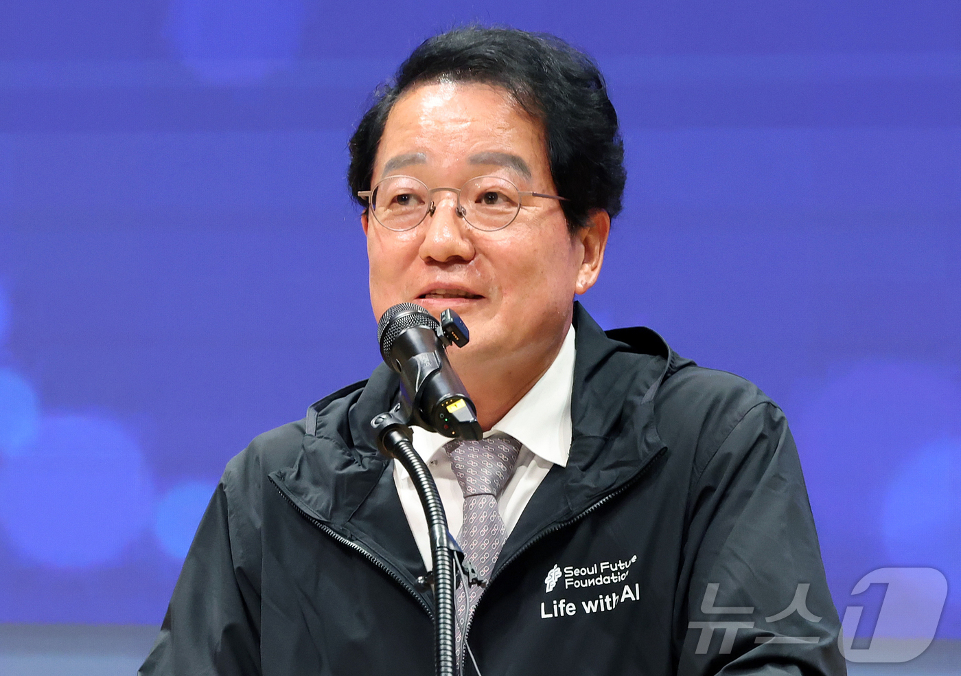 (서울=뉴스1) 김진환 기자 = 남성욱 서울미래인재재단 이사장이 19일 오후 서울 중구 서울시청 다목적홀에서 열린 ‘AI서울테크 연구지원사업 연구생 증서수여식’에 참석해 인사말을 …
