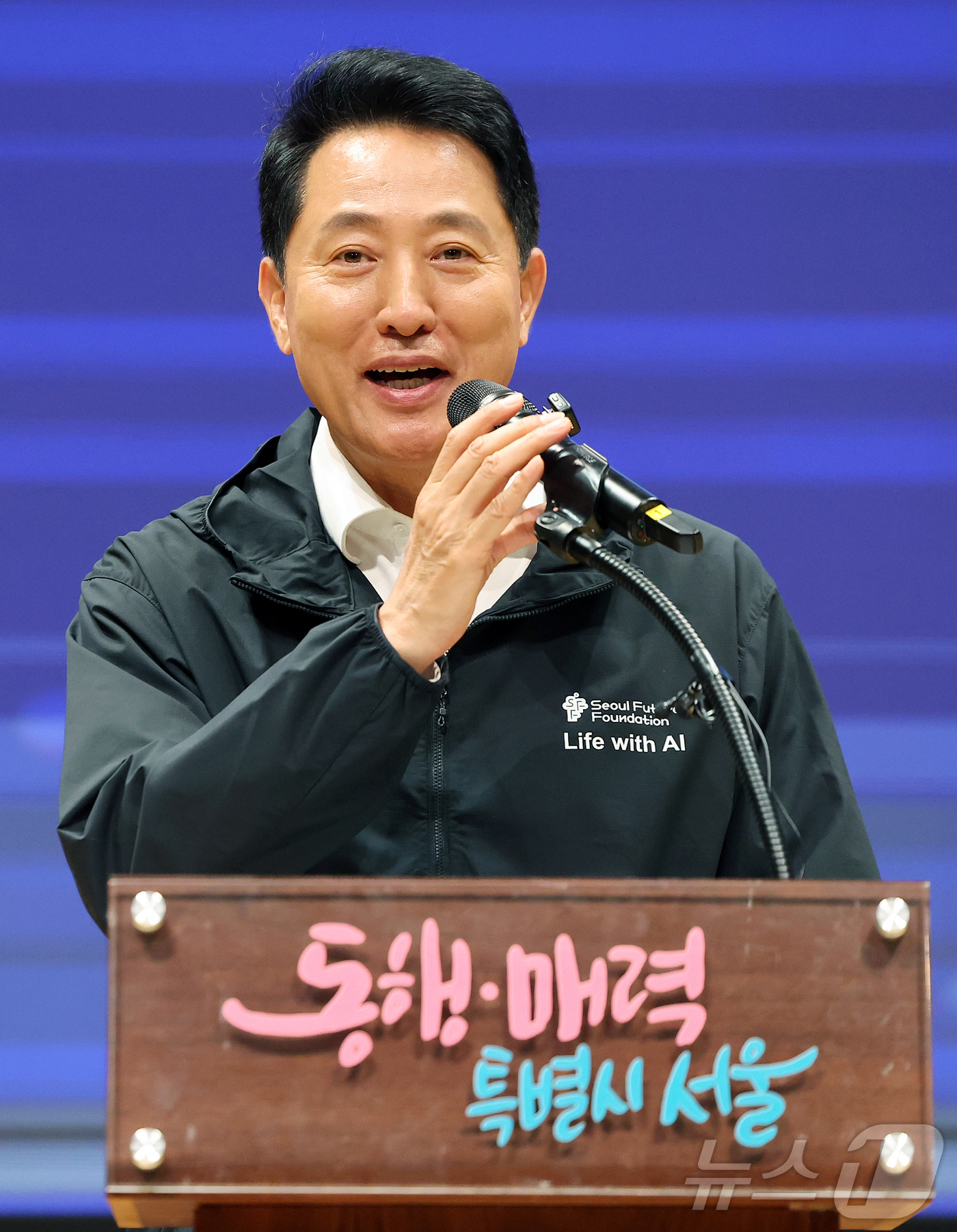 (서울=뉴스1) 김진환 기자 = 오세훈 서울시장이 19일 오후 서울 중구 서울시청 다목적홀에서 열린 ‘AI서울테크 연구지원사업 연구생 증서수여식’에 참석해 축사를 하고 있다. 20 …