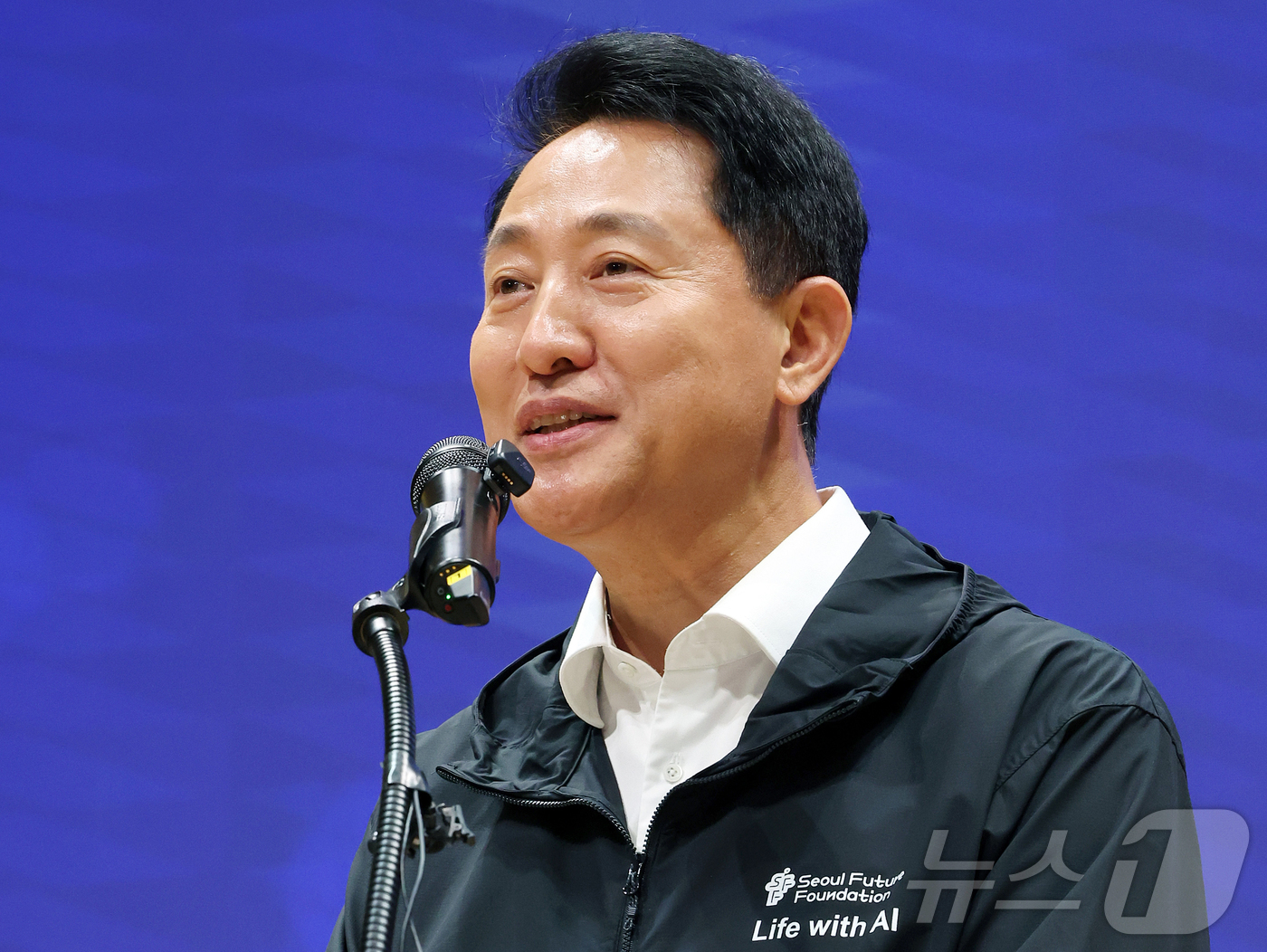(서울=뉴스1) 김진환 기자 = 오세훈 서울시장이 19일 오후 서울 중구 서울시청 다목적홀에서 열린 ‘AI서울테크 연구지원사업 연구생 증서수여식’에 참석해 축사를 하고 있다. 20 …