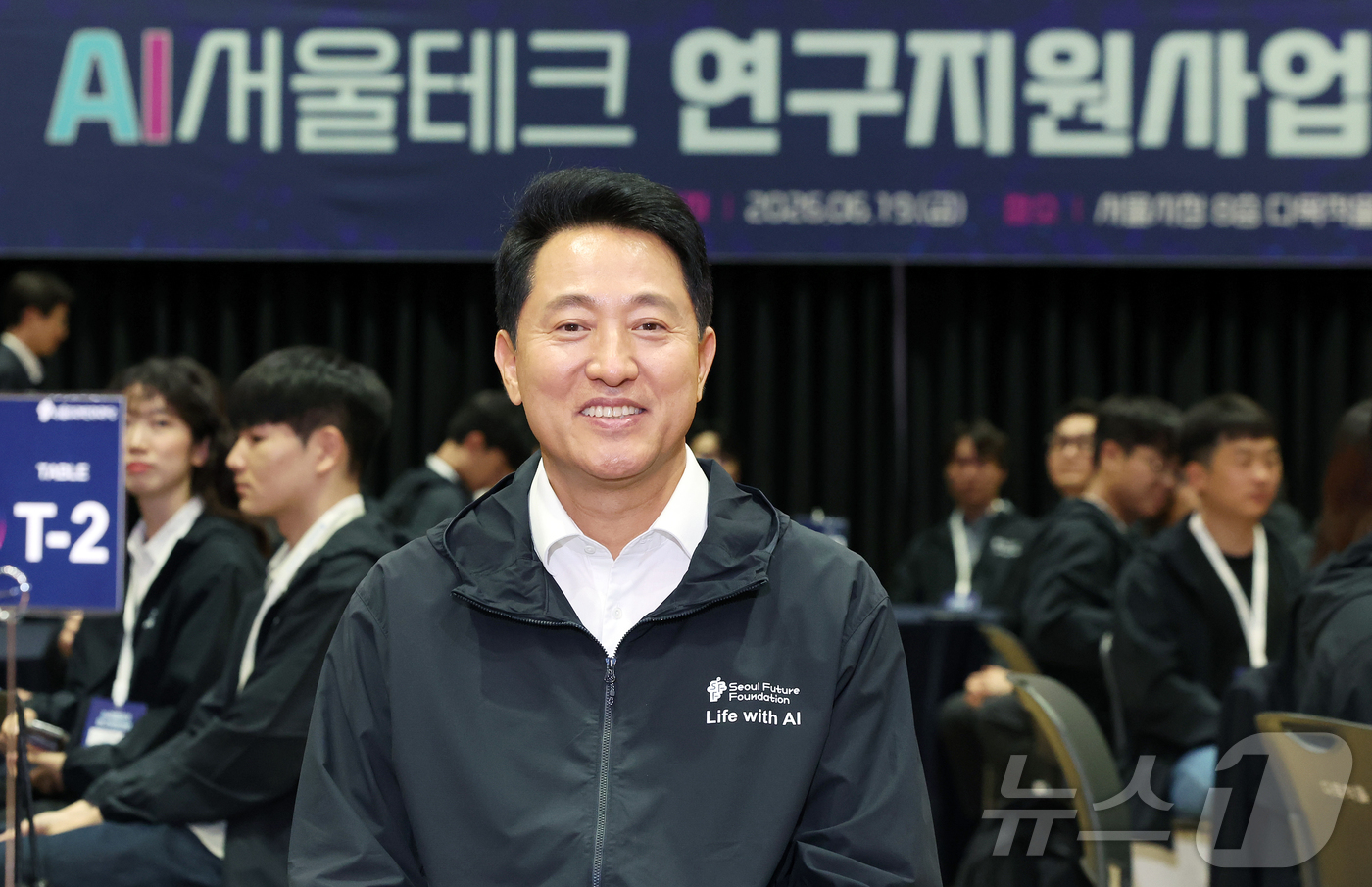 (서울=뉴스1) 김진환 기자 = 오세훈 서울시장이 19일 오후 서울 중구 서울시청 다목적홀에서 열린 ‘AI서울테크 연구지원사업 연구생 증서수여식’에 참석하고 있다. 2026.6.1 …