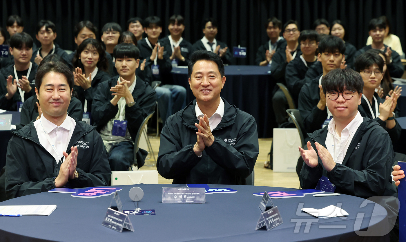 (서울=뉴스1) 김진환 기자 = 오세훈 서울시장이 19일 오후 서울 중구 서울시청 다목적홀에서 열린 ‘AI서울테크 연구지원사업 연구생 증서수여식’에서 참가 학생들과 기념 촬영을 하 …