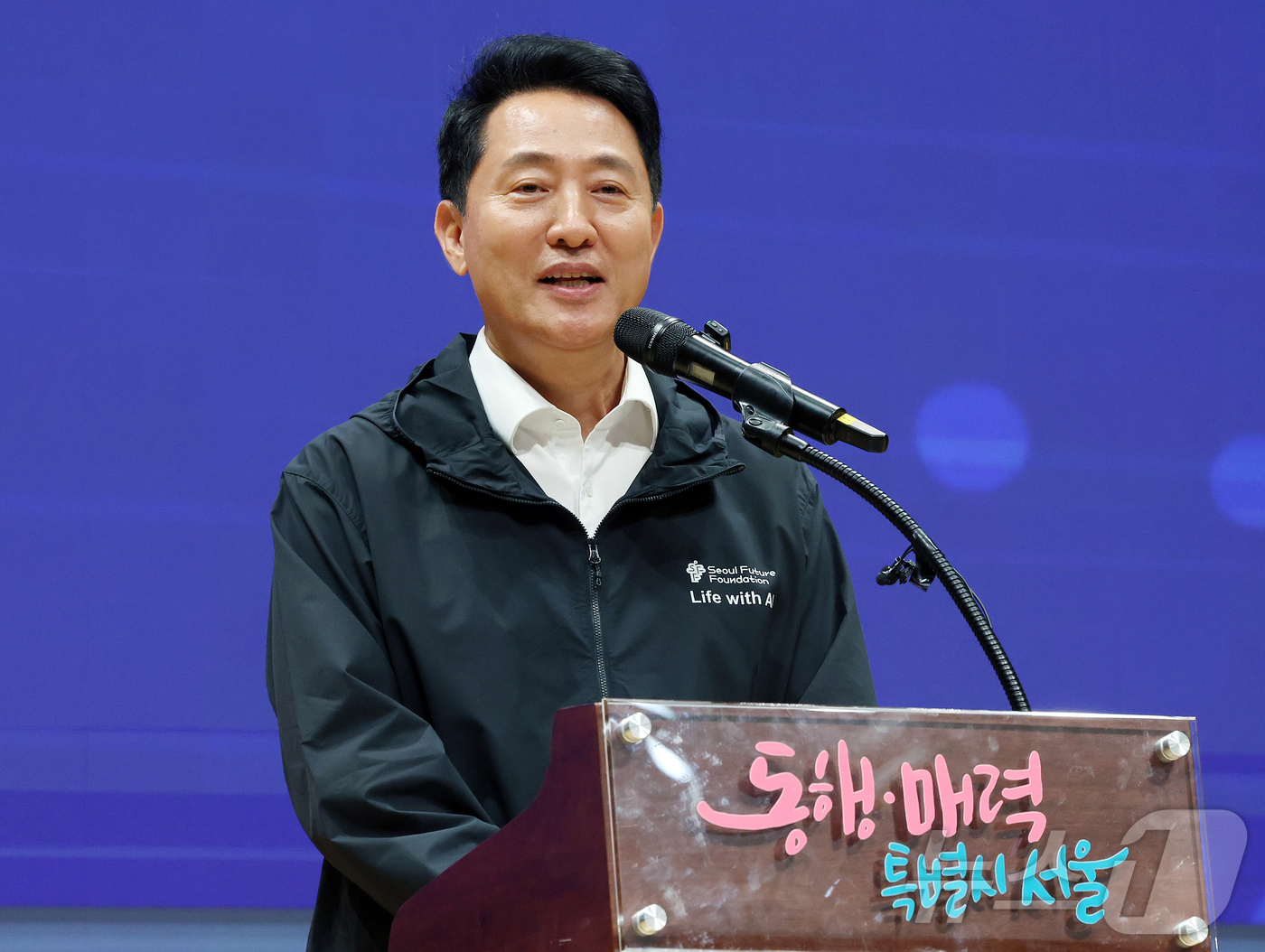 (서울=뉴스1) 김진환 기자 = 오세훈 서울시장이 19일 오후 서울 중구 서울시청 다목적홀에서 열린 ‘AI서울테크 연구지원사업 연구생 증서수여식’에 참석해 축사를 하고 있다. 20 …