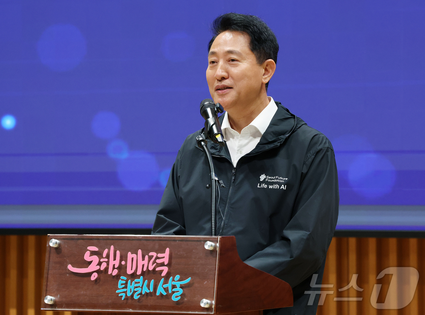 (서울=뉴스1) 김진환 기자 = 오세훈 서울시장이 19일 오후 서울 중구 서울시청 다목적홀에서 열린 ‘AI서울테크 연구지원사업 연구생 증서수여식’에 참석해 축사를 하고 있다. 20 …