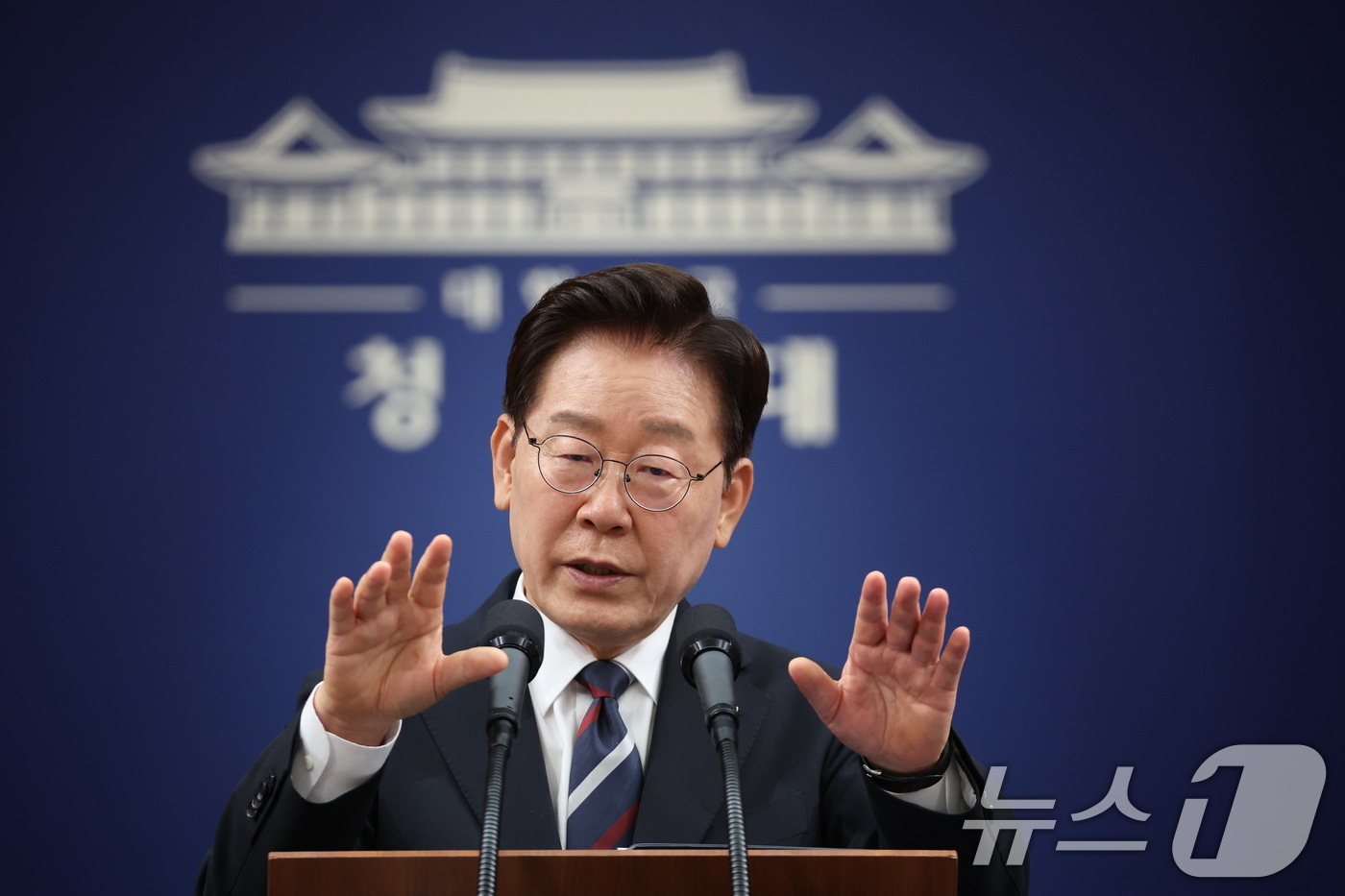 (서울=뉴스1) 이재명 기자 = 이재명 대통령이 19일 청와대 춘추관에서 열린 유럽·G7 순방 결과 브리핑에서 취재진 질문에 답변하고 있다. 2026.6.19/뉴스1