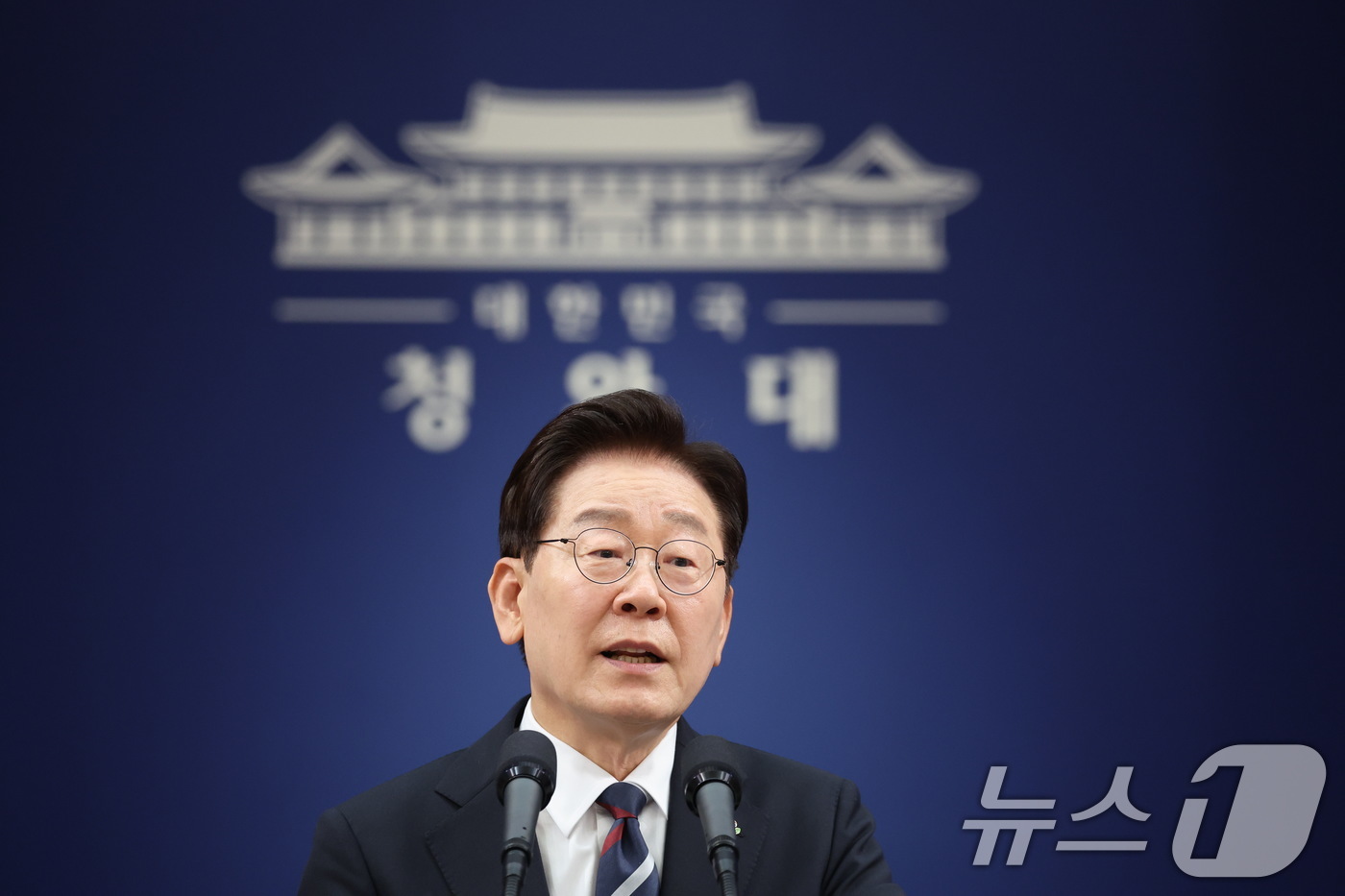 (서울=뉴스1) 이재명 기자 = 이재명 대통령이 19일 청와대 춘추관에서 열린 유럽·G7 순방 결과 브리핑에서 취재진 질문에 답변하고 있다. 2026.6.19/뉴스1