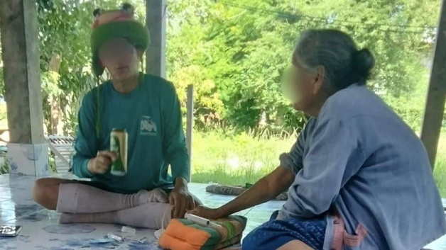맥주 마시며 주삿바늘 꽂은 의사…항의하자 "불만 있으면 딴 데 가라"