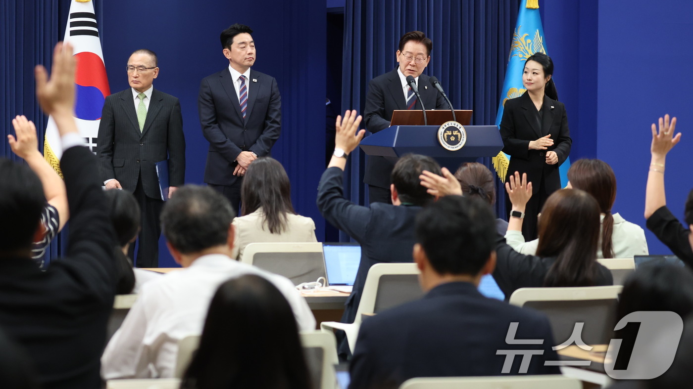 (서울=뉴스1) 이재명 기자 = 이재명 대통령이 19일 청와대 춘추관에서 열린 유럽·G7 순방 결과 브리핑에서 취재진 질문을 받고 있다. 2026.6.19/뉴스1'