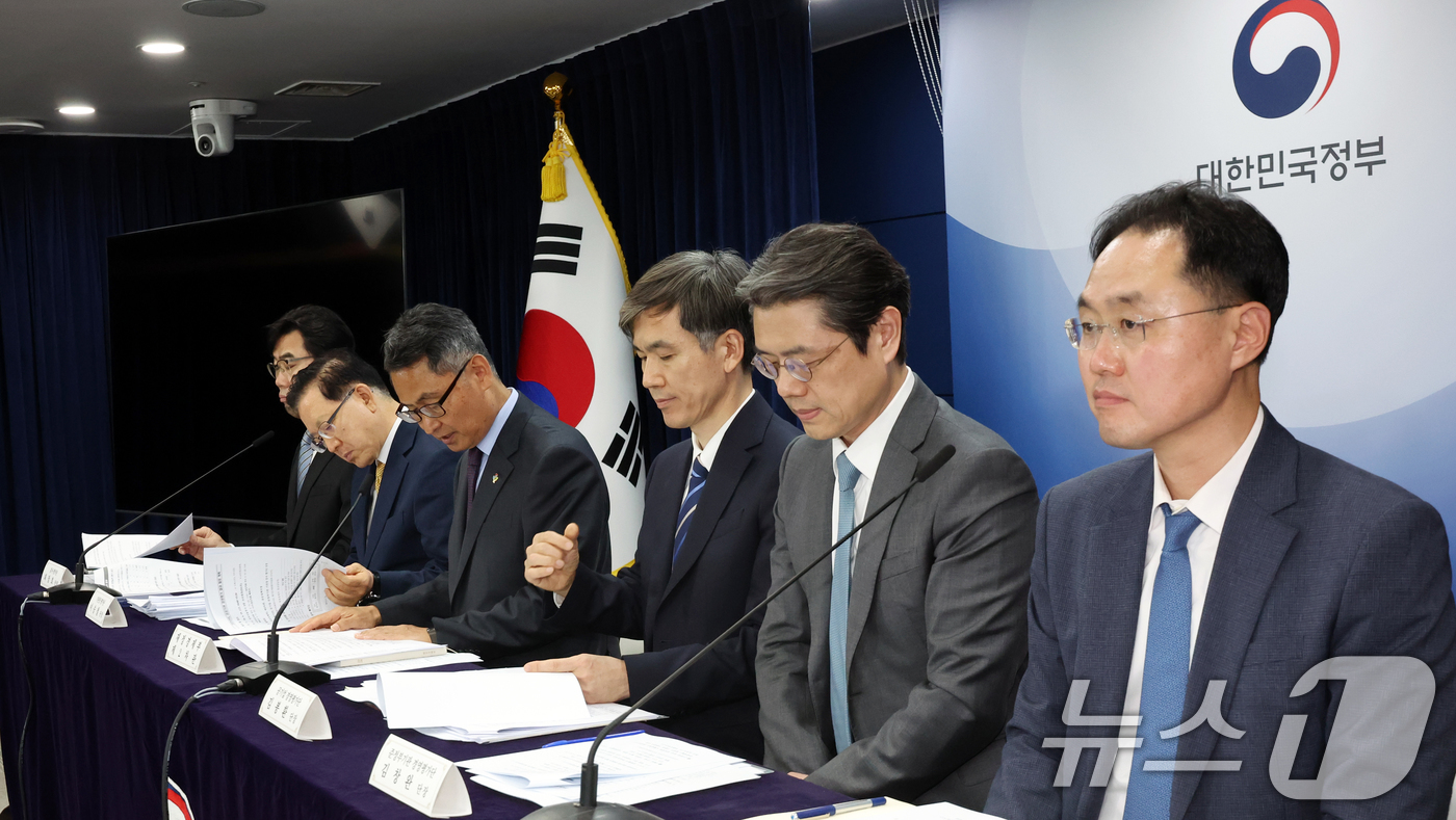 (서울=뉴스1) 김명섭 기자 = 허장 재정경제부 2차관이 19일 오후 서울 종로구 세종대로 정부서울청사에서 25년도 공공기관 경영평가 결과발표를 하고 있다. 2026.6.19/뉴스 …