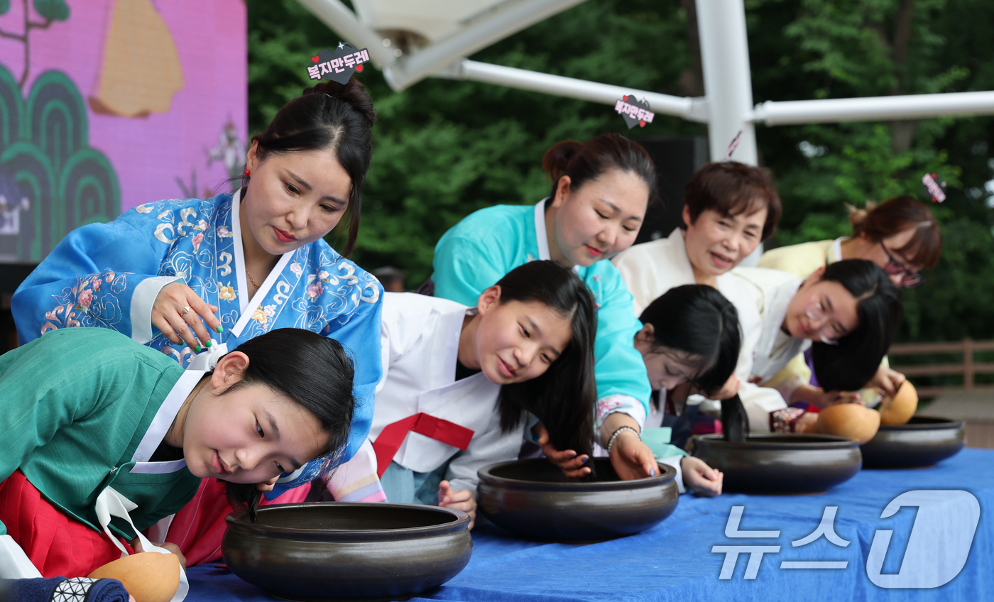 (대전=뉴스1) 김기태 기자 = 전통명절 단오(端午)날인 19일 대전 동구 판암근린공원에서 열린 판암골 단오한마당에서 학생들이 창포물 머리를 감고 있다. 2026.6.19/뉴스1