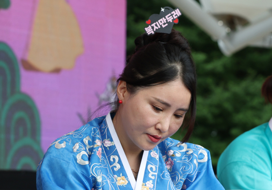 단오날 창포물 머리 감아요
