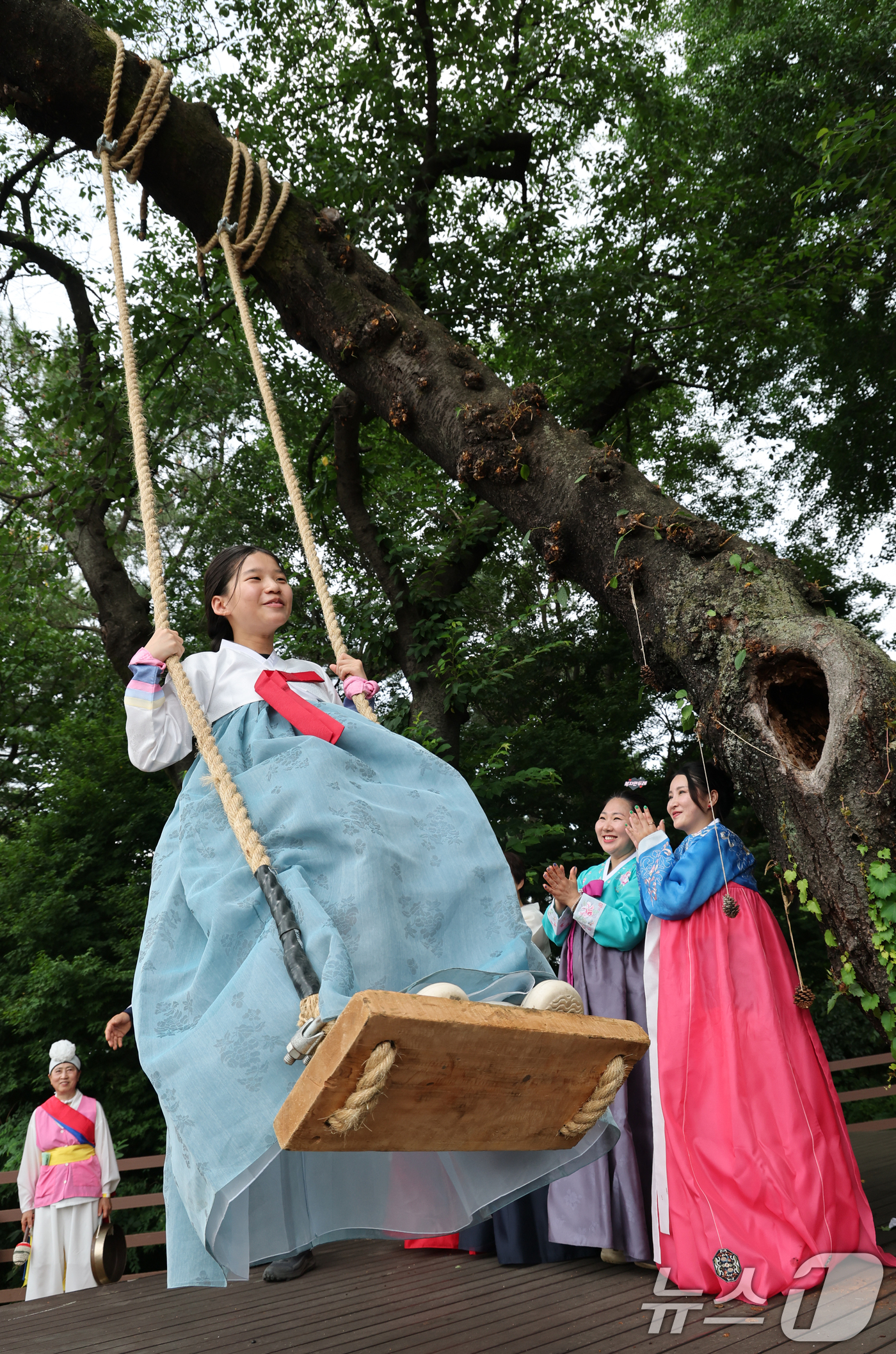 (대전=뉴스1) 김기태 기자 = 전통명절 단오(端午)날인 19일 대전 동구 판암근린공원에서 열린 판암골 단오한마당에서 학생들이 그네를 타고 있다. 2026.6.19/뉴스1
