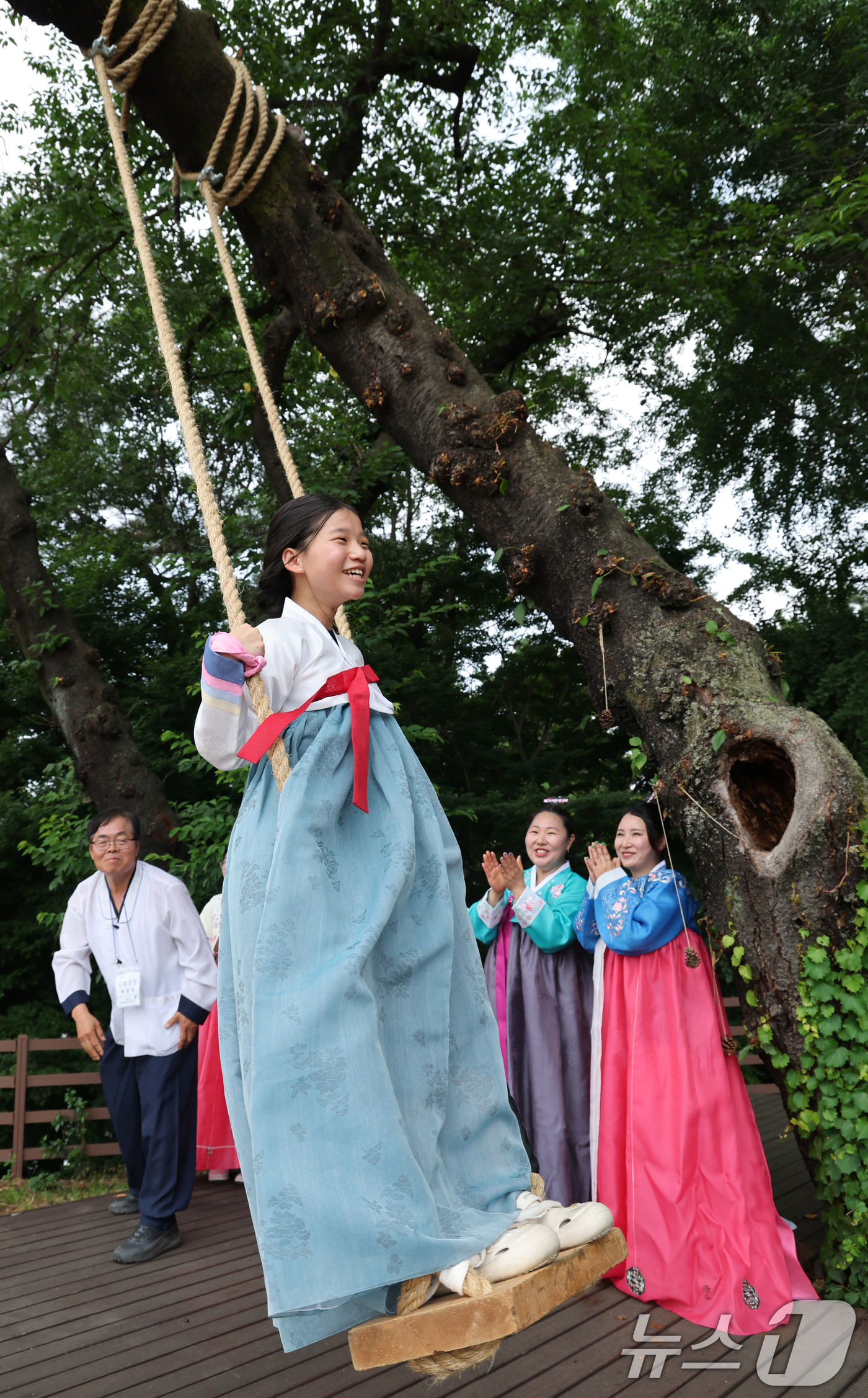 (대전=뉴스1) 김기태 기자 = 전통명절 단오(端午)날인 19일 대전 동구 판암근린공원에서 열린 판암골 단오한마당에서 학생들이 그네를 타고 있다. 2026.6.19/뉴스1