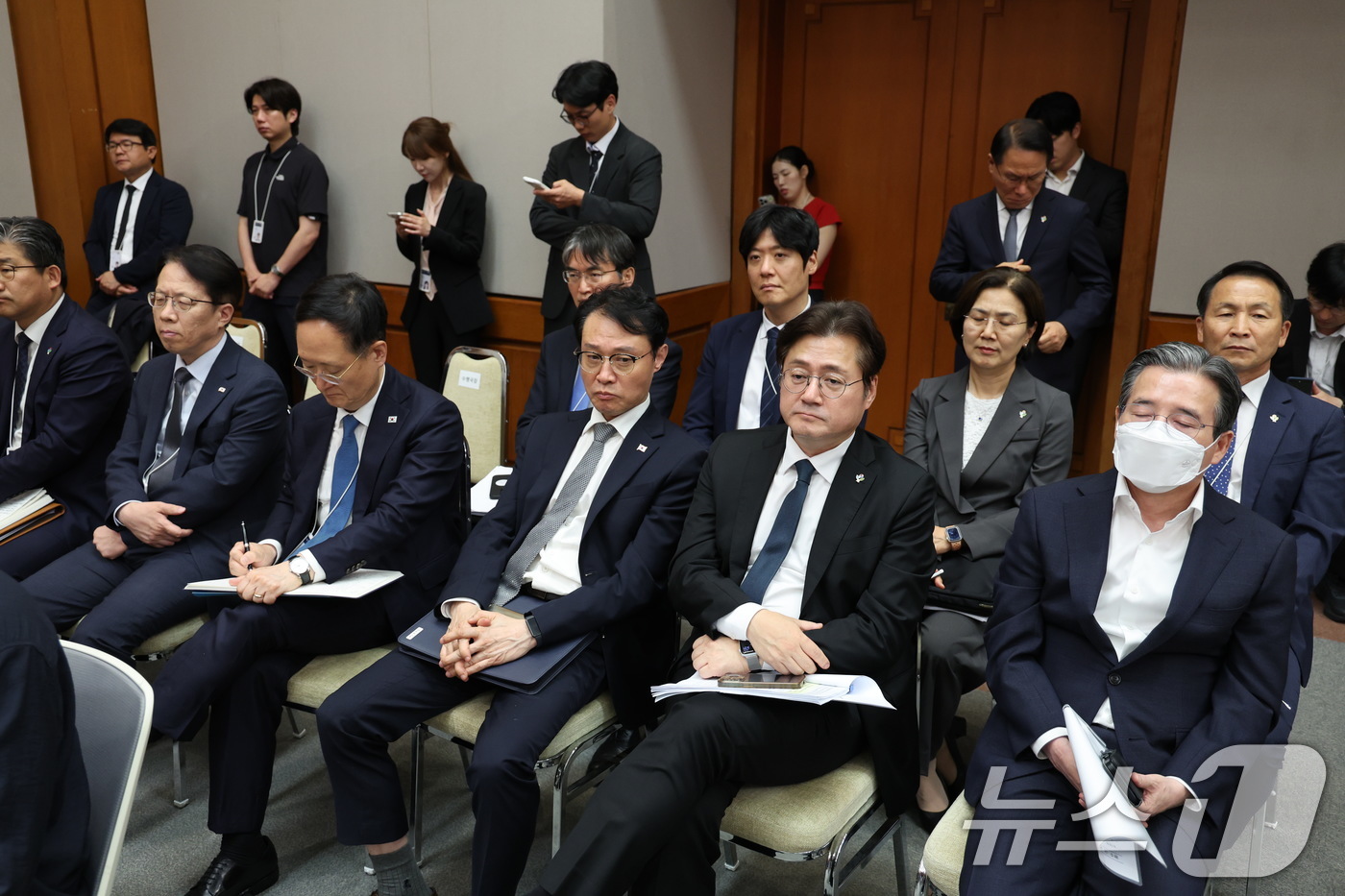 (서울=뉴스1) 이재명 기자 = 19일 청와대 춘추관에서 김용범 정책실장, 홍익표 정무수석, 이규연 홍보소통수석 등 참모진들이 이재명 대통령의 유럽·G7 순방 결과 브리핑을 듣고 …