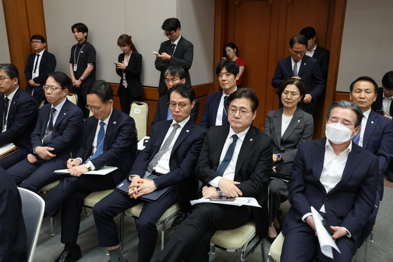 이재명 대통령 브리핑 듣는 참모진