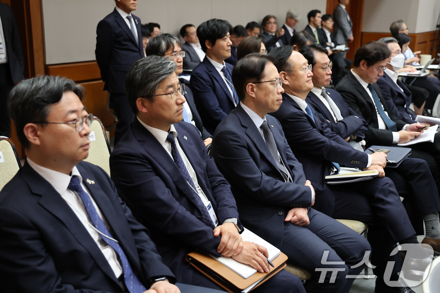 (서울=뉴스1) 이재명 기자 = 19일 청와대 춘추관에서 김용범 정책실장, 홍익표 정무수석, 이규연 홍보소통수석 등 참모진들이 이재명 대통령의 유럽·G7 순방 결과 브리핑을 듣고 …