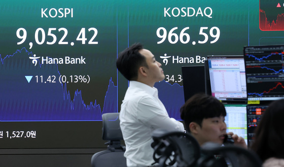 코스피, 사상 최고치 찍고 하락 마감…9000선은 사수