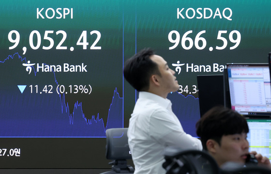 코스피, 장중 사상 최고치 찍고 하락 마감